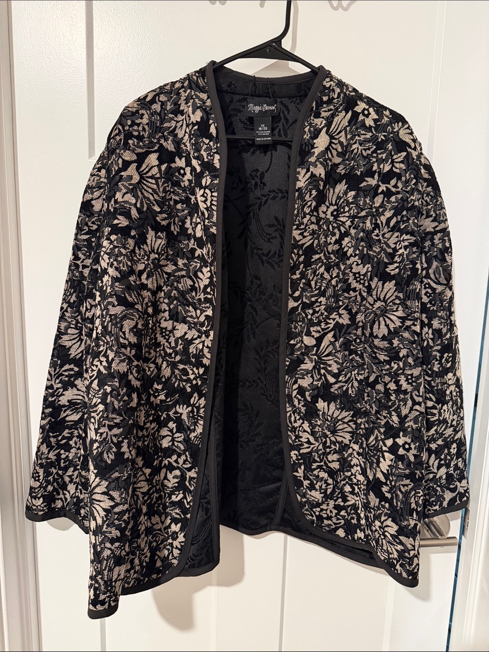 Maggie Barnes Black and Cream Floral Open-Front Jacquard Jacket